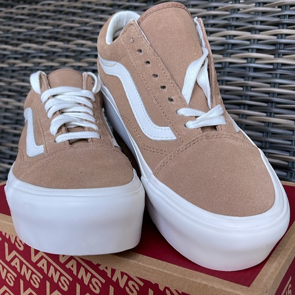 Vans WMNS Old Skool Stacked 
Soft Suede) Burro/True White 
VN0A7Q5MB69
Platforms - Picture 6 of 16